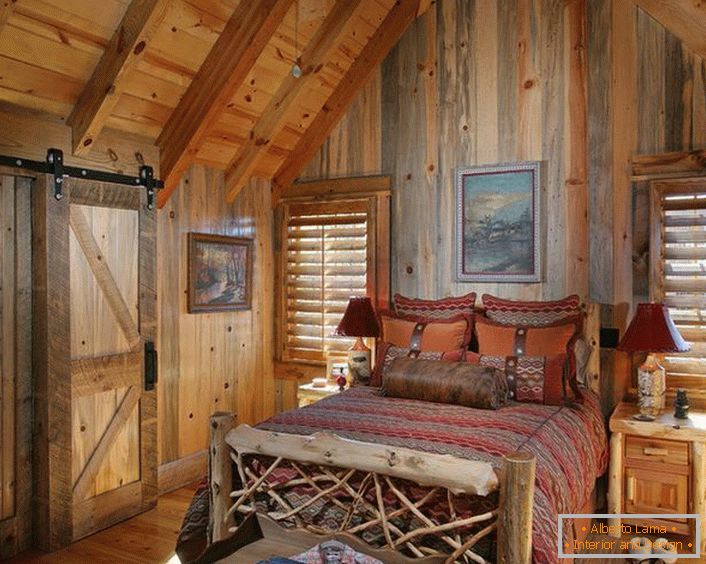 Sypialnia w wiejskim stylu w małym domku myśliwskim na północy Francji.