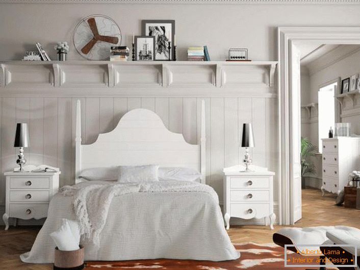 Biała sypialnia dla gości w domu bogatego włoskiego przedsiębiorcy.