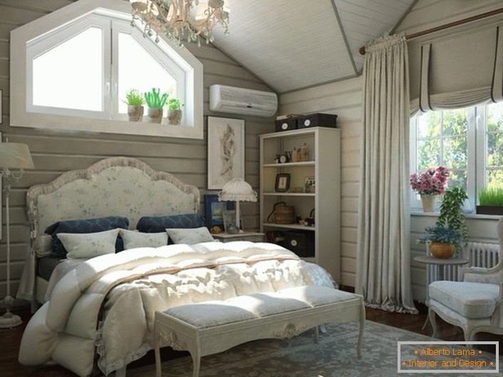 Sypialnia dla gości na poddaszu domu wiejskiego. Wnętrze w stylu country wygląda imponująco i stylowo. 
