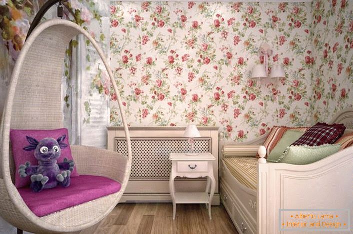 Pokój dla młodej damy urządzony jest w stylu wiejskim. W najlepszych tradycjach stylu projektant używał tapety z kwiatowym ornamentem.