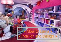 Радужный интерьер в магазине игрушек Historia Pilara, Барселона