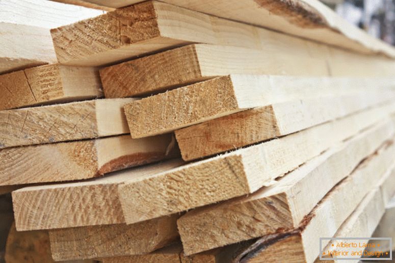 Duży stos drewnianych desek przechowywanych w tartaku