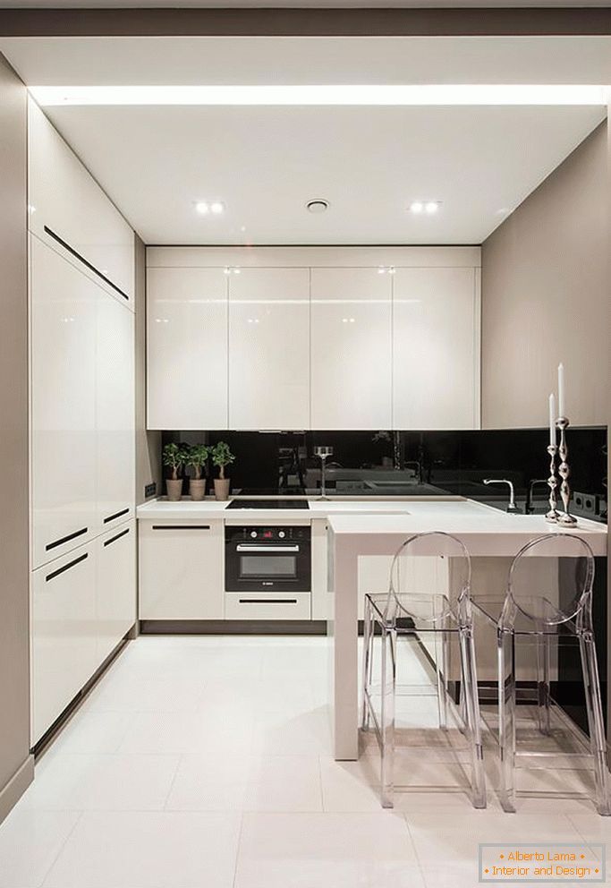 Elegancka czarno-biała kuchnia w małej przestrzeni
