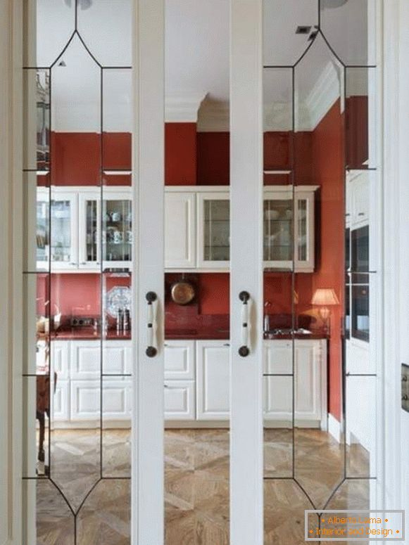 Eleganckie drzwi przesuwne do kuchni wykonanych z drewna ze szkłem