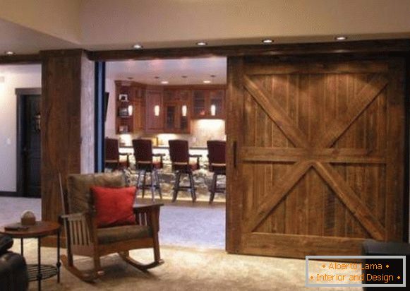 Drewniane drzwi przesuwne do kuchni w stylu rustykalnym