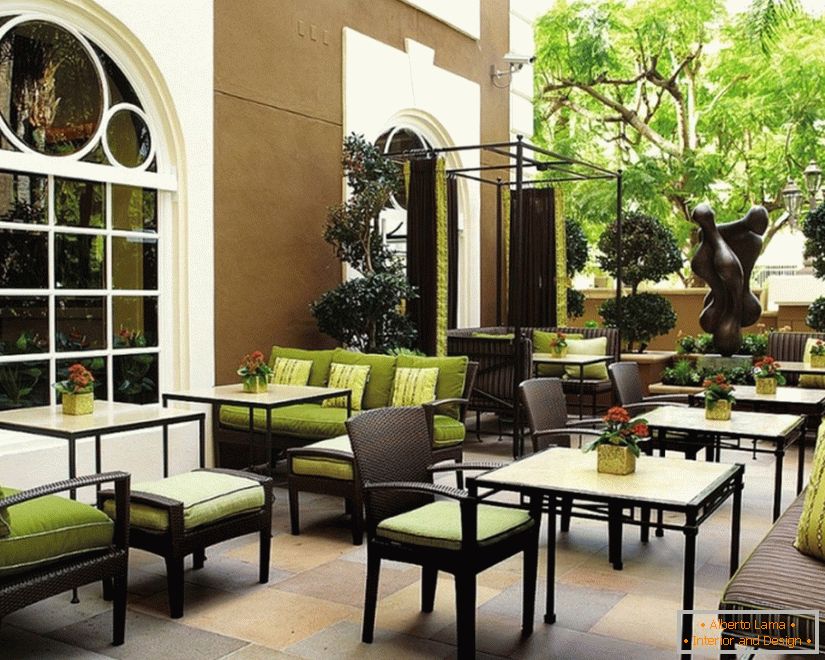 Hotelowa kawiarnia w Los Angeles Four Seasons po przeprojektowaniu