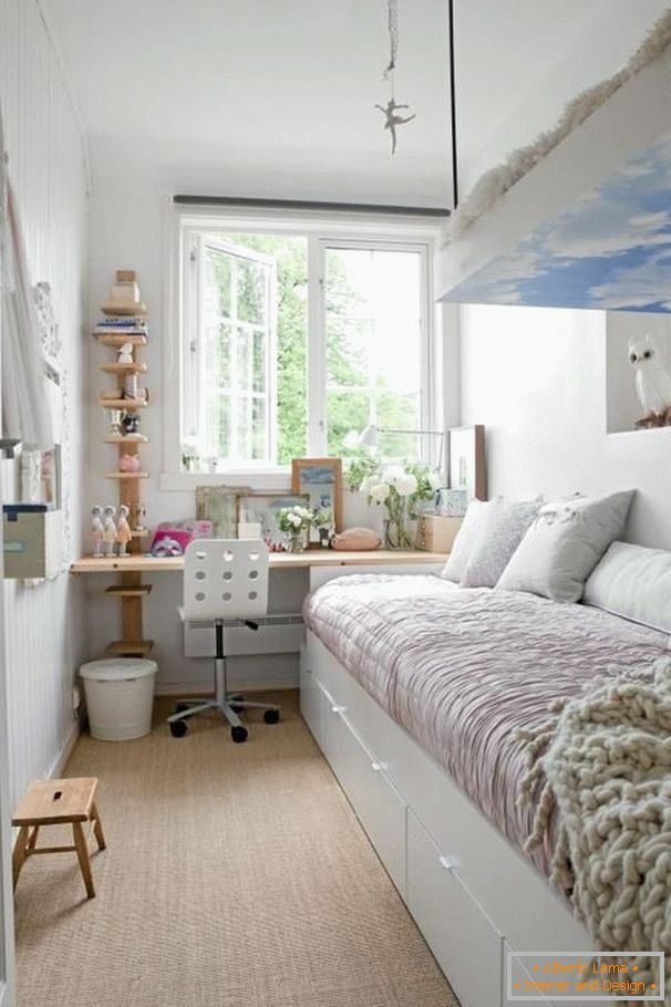 Wąska sypialnia w białym kolorze