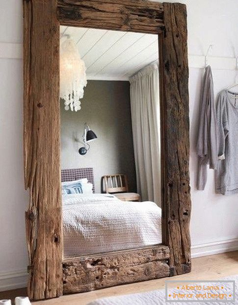 Duże lustro w sypialni