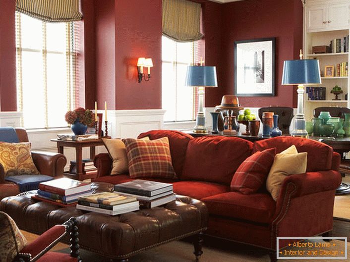 Eleganckie meble w przestronnym salonie. Niesamowita harmonia czerwieni w tradycyjnym angielskim wnętrzu. 