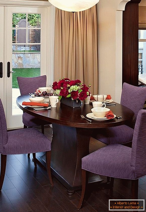 Purpurowe krzesła w klasycznej jadalni