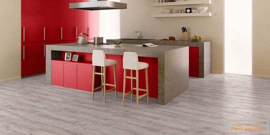 Połączenie szarej podłogi, beżowych ścian i czerwonych mebli w kuchni