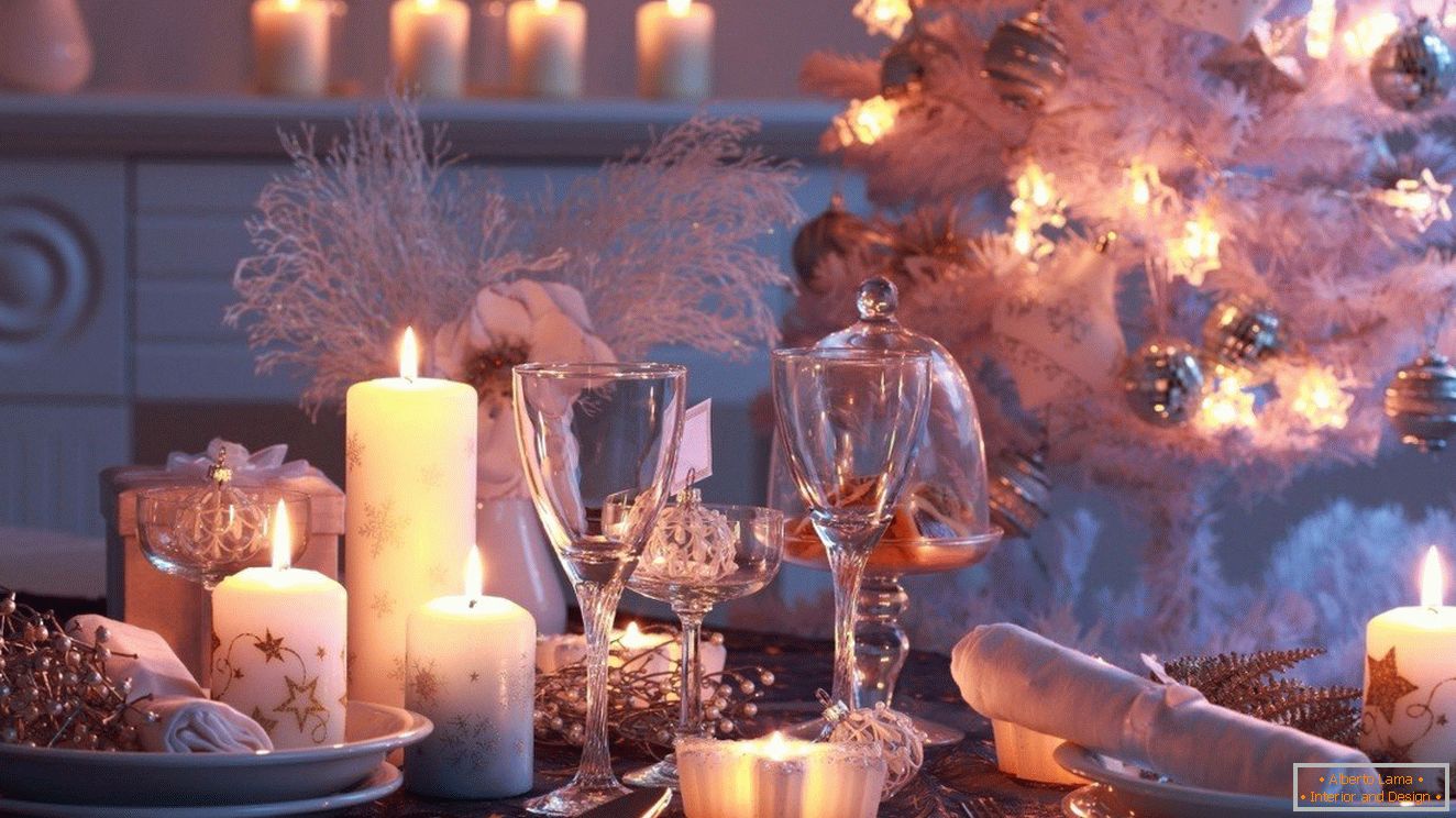 Zastosowanie świec o różnych rozmiarach w wystroju stołu noworocznego
