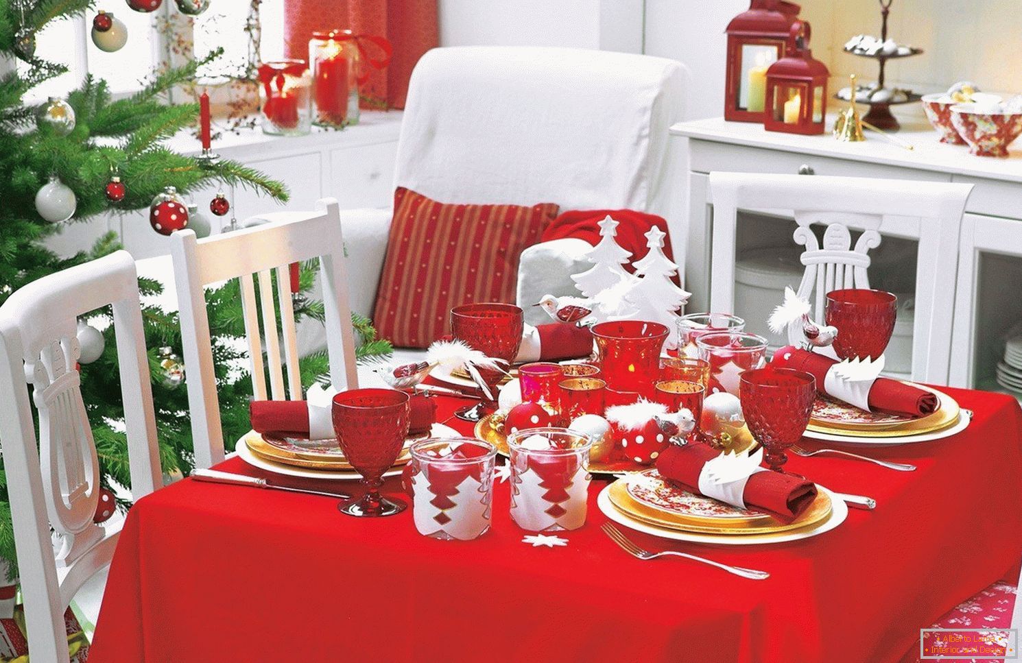 Dekoracja stołu noworocznego w kolorze czerwonym