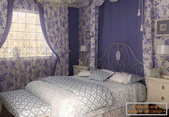 Połączenie bieli i fioletu we wnętrzu sypialni