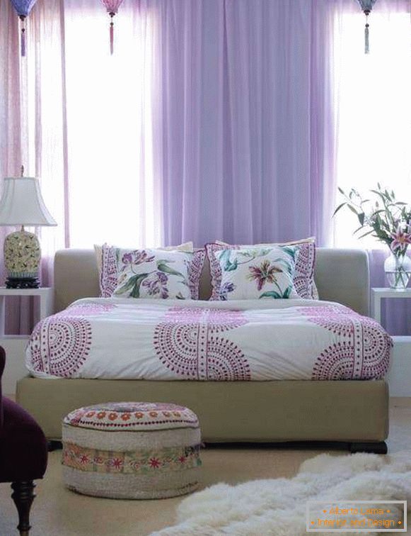 Przejrzyste purpurowe zasłony w sypialni - fotografia w wnętrzu