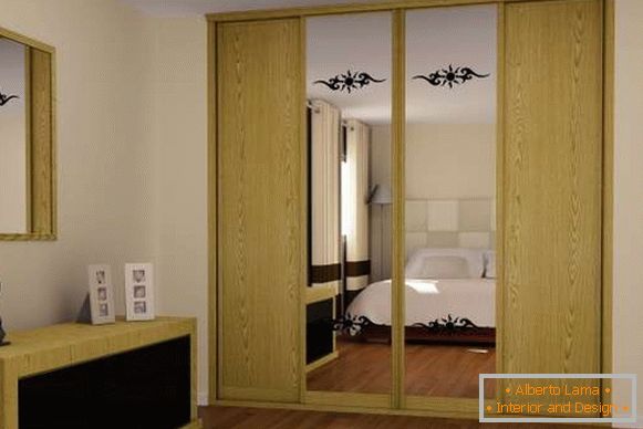 Szafki z lustrem w pomieszczeniu w sypialni - zdjęcie w kolorze musztardy