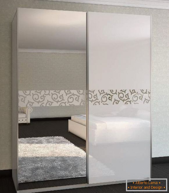 Nowoczesne szafki coupé - fotografia w sypialni z lustrem
