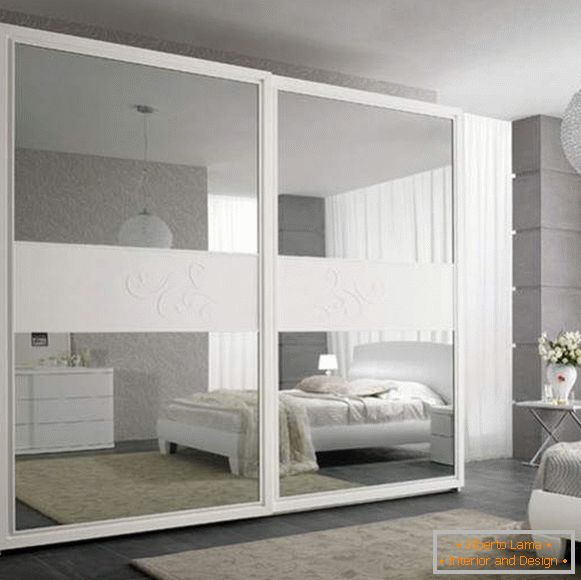 Sypialnia z szafą z lustrzanymi drzwiami - zdjęcie