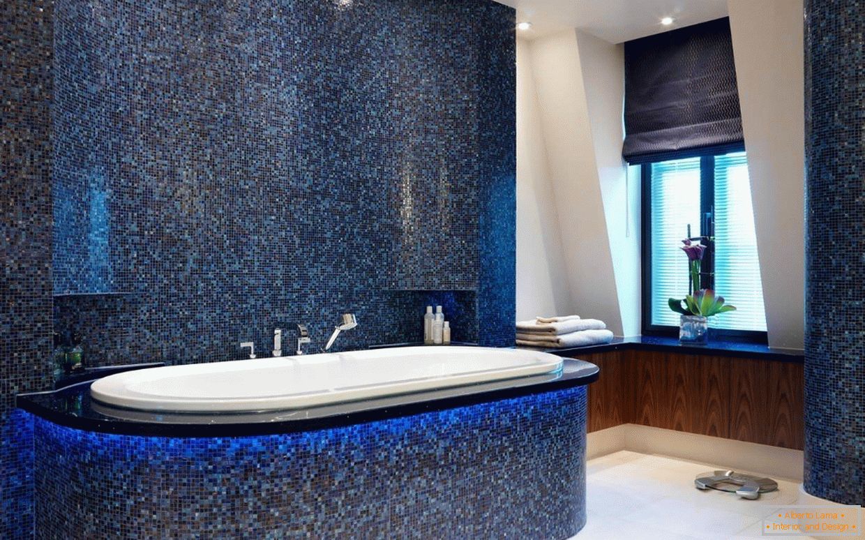 Ciemnoniebieska mozaika w łazience