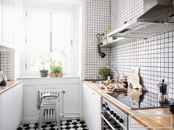 Mała kuchnia w mieszkaniu w stylu skandynawskim