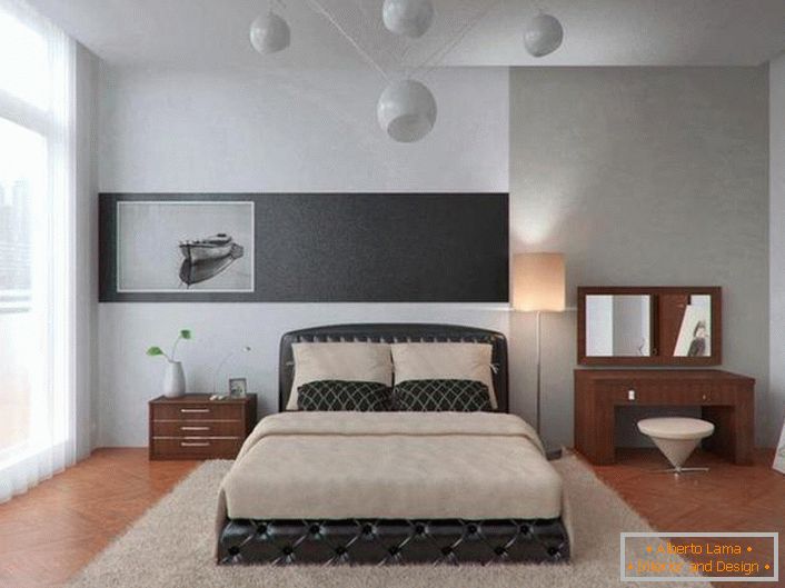 Jasna sypialnia w stylu high-tech w mieszkaniu miasta. Ciekawy design żyrandola.