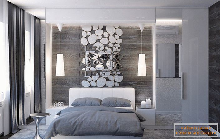 Ściana nad wezgłowiem łóżka jest ozdobiona stylowym kolażem owalnych luster.