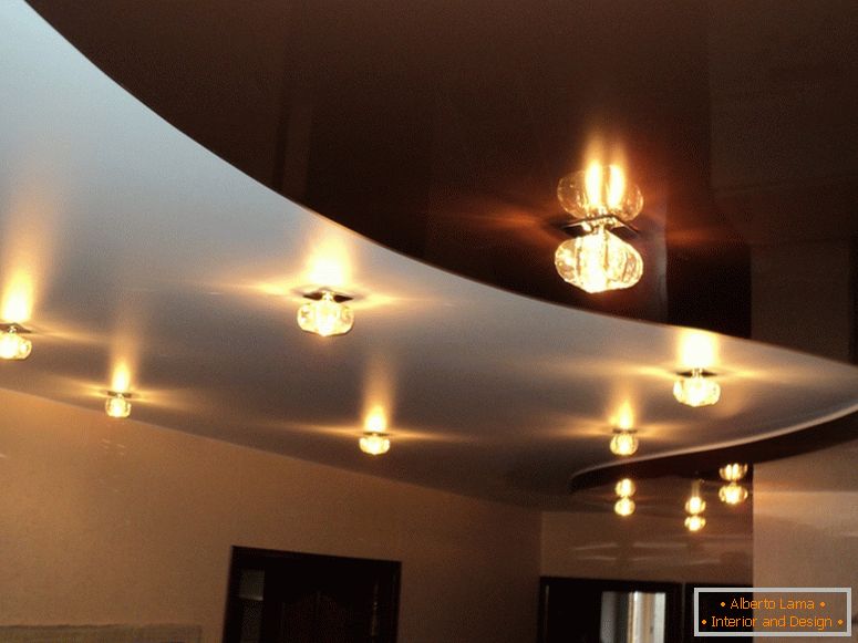 Wyjątkowy sufit do przestronnego salonu ma szczególne znaczenie w warunkach niewystarczającego oświetlenia naturalnego.