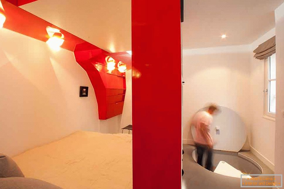 Składana sypialnia w kolorze białym i czerwonym