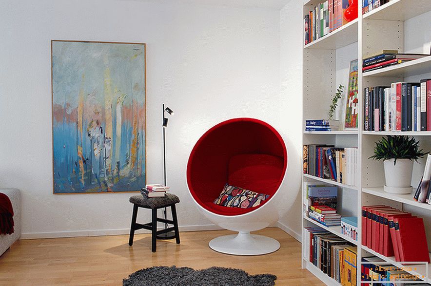Okrągłe krzesło i półka na książki