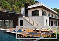Nowoczesna architektura: elegancki prywatny dom na wybrzeżu Morza Śródziemnego w Hiszpanii