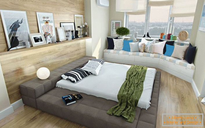 Ciekawym rozwiązaniem dla sypialni w skandynawskim stylu jest mała sofa pod oknem, ozdobiona jasnymi poduszkami. 