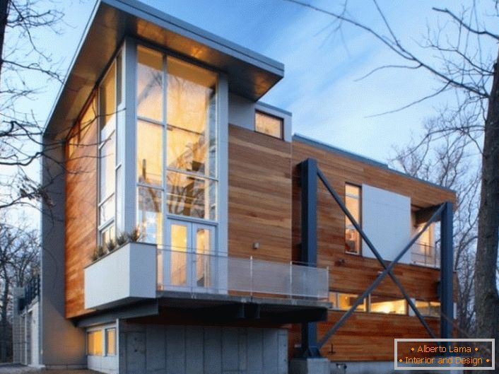Drewniane ściany domu są w stylu high-tech ze stylowymi plastikowymi panoramicznymi oknami.