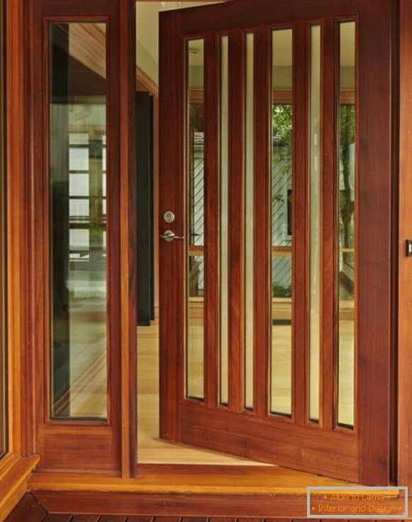 Drzwi wejściowe wykonane z drewna ze szkłem