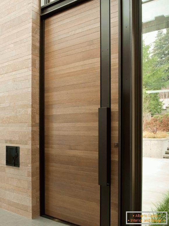 Stylowe drewniane drzwi z czarnymi wykończeniami