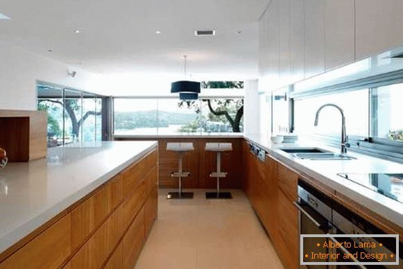 Biały z brązowym nowoczesnym wnętrzem kuchennym z oknem w prywatnym domu
