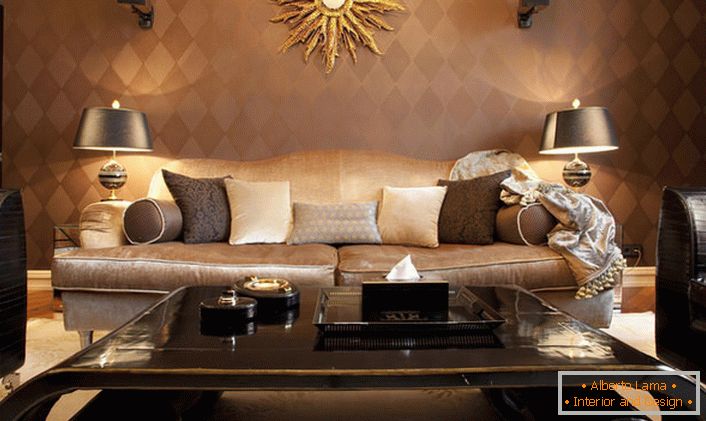 Luksusowy salon w stylu art deco z odpowiednio dobranym oświetleniem. Stylowe meble ozdobione są dekoracyjnymi detalami przypominającymi słońce. 