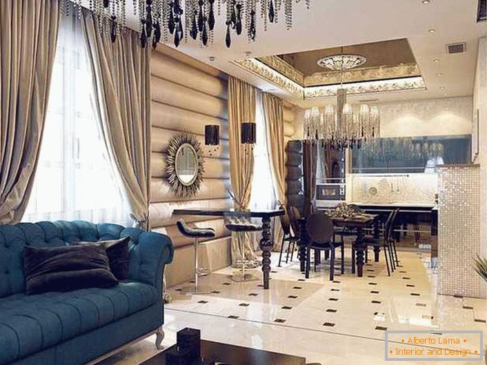 Napuszone wnętrze apartamentu typu studio w stylu Art Deco zdobią ciężkie zasłony z gęstej tkaniny i żyrandol sufitowy z ogromną liczbą małych, cienkich łańcuchów. 