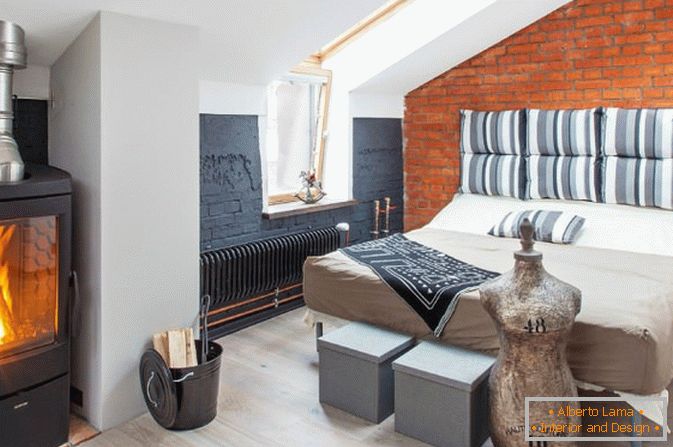 Sypialnia z małym kominkiem w stylu loftu