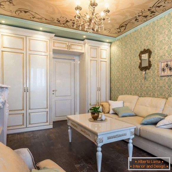 Elegancki wystrój sali w mieszkaniu z klasycznymi meblami i meblami