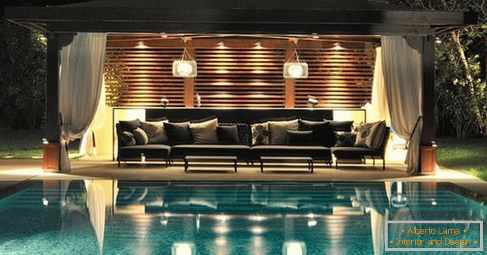 Altany w stylu high-tech przy basenie - wygodny wypoczynek w nowoczesnym wnętrzu.