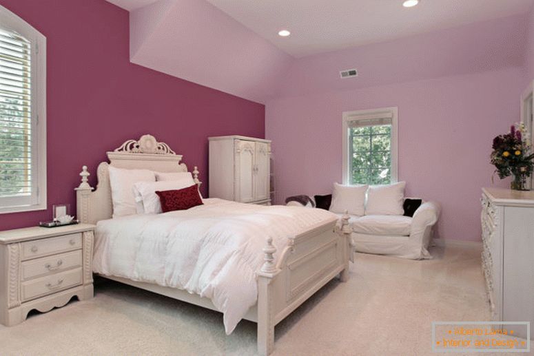 Dziewczyny różowa sypialnia w luksusowym podmiejskim domu