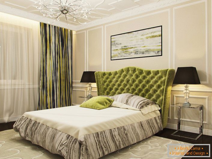 Sypialnia o małych wymiarach może być również dekorowana w stylu art deco. Modelowanie stosowanego odlewu sufitu. Wygląd przyciąga kontrast ciemnej oliwy i beżu.