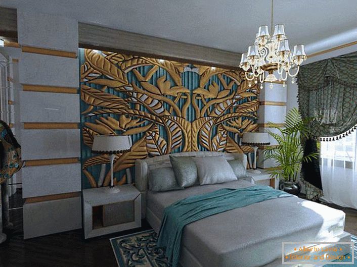 Elegancki, ekskluzywny szmaragdowo-złoty panel na czele łóżka łączy się z elementami wystroju pokoju. Sypialnia w stylu art deco-królewskich apartamentów w normalnym mieszkaniu.