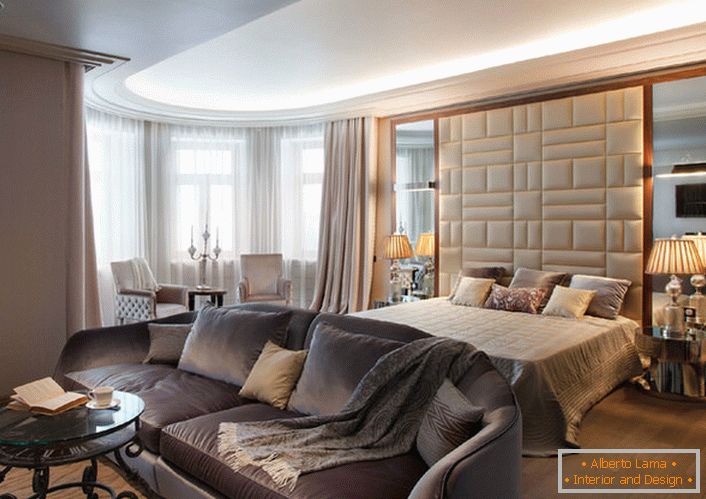Przestronna sypialnia w stylu Art Deco w zwykłym mieszkaniu w Moskwie.