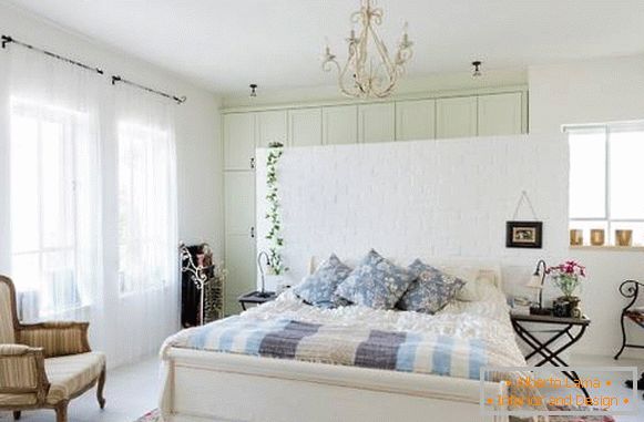 Lekka sypialnia w prowansalskim stylu i piękne kolory
