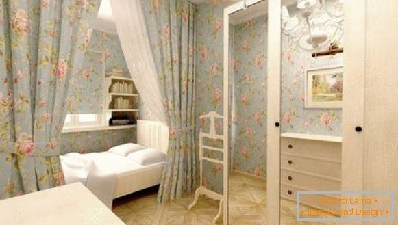 Szafka w sypialni w stylu Prowansji z drzwiami skrzydłowymi
