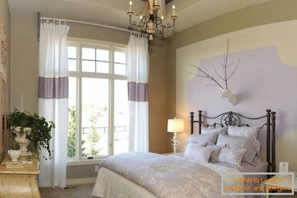 Lekkie zasłony w sypialni w stylu Prowansji w kolorze białym i liliowym