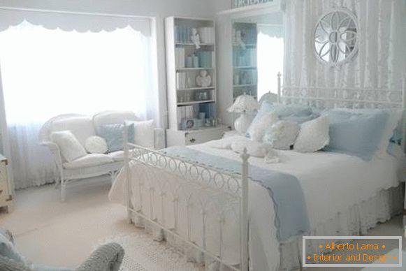 Biało-niebieska sypialnia w stylu Prowansji - wnętrze zdjęcia