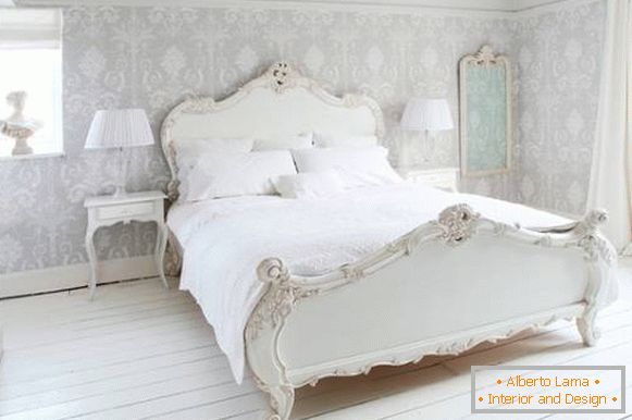 Delikatna tapeta w stylu Prowansji w sypialni - zdjęcie