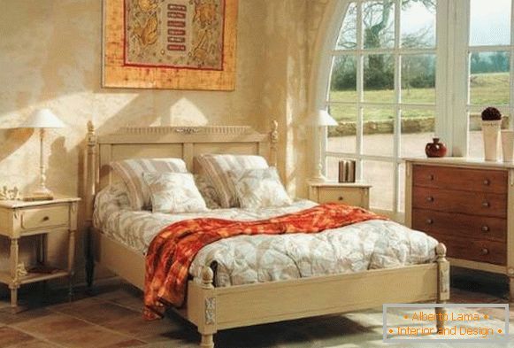 Łóżko w stylu Prowansji i innych mebli we wnętrzu
